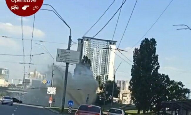 На проспекті Перемоги прорвало трубу: з-під землі б'є фонтан