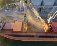Перше судно з зерном покинуло порт Одеси – CNN (відео)