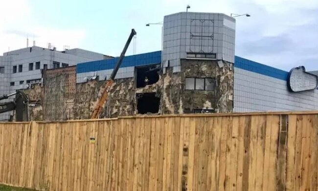 На Троєщині почали зносити ТЦ “Сіріус”