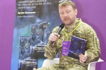 На фестивалі Kyiv Book Weekend презентували книгу Артема Шевченка про воєнну розвідку України