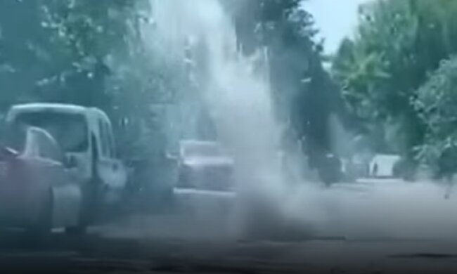 На Солом’янці посеред вулиці забив гейзер (відео)