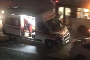 Мала двох дітей: у Києві з вікна випала молода жінка