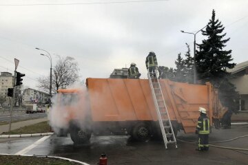 Сам приїхав до пожежників: в столиці на ходу загорівся сміттєвоз