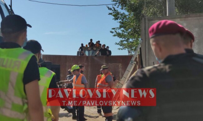 Підпал авто, бійка з охороною, штурм: на Видубичах зносять незаконний паркан складу з піском (відео)