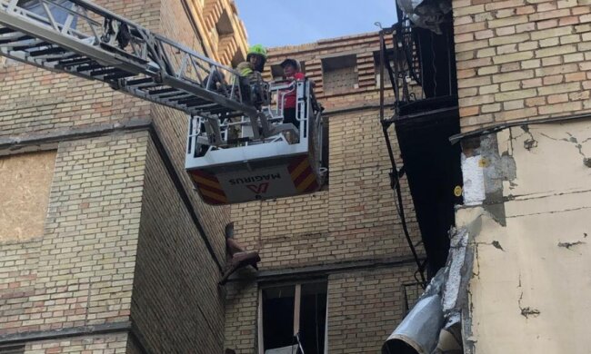 У столиці обвалилася сходова клітина в пошкодженому обстрілом будинку на Солом'янці