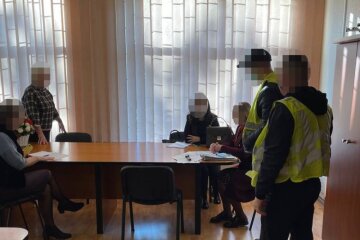 Підозри у розтраті 2 млн грн: в управлінні освіти Голосіївської РДА проходять обшуки