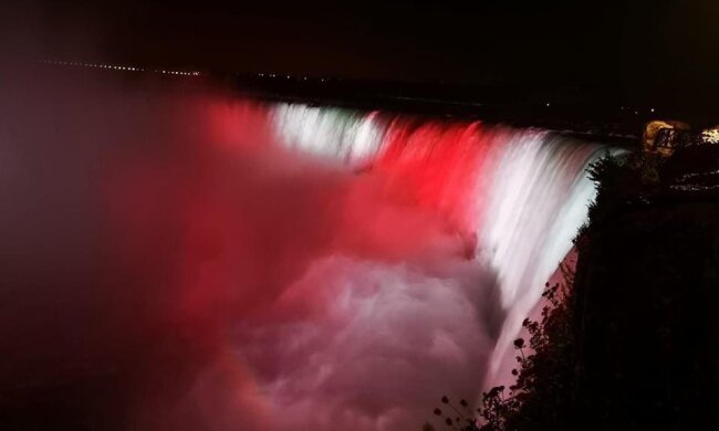 Ніагарський водоспад пофарбували в кольори білоруського прапора