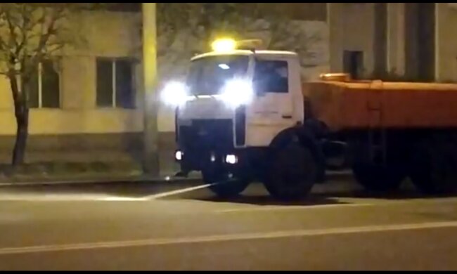 Через димову завісу столицю миють у посиленому режимі (відео)