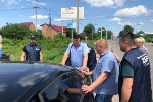 На Київщині податковий чиновник попався на вимаганні хабаря
