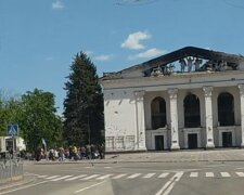 В Маріуполі окупанти влаштували екскурсію всередині Драмтеатру після розбору завалів