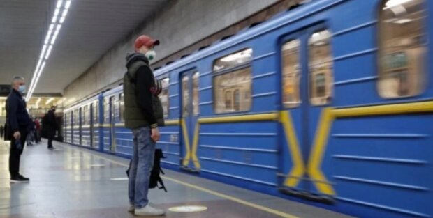 У київському метро людина впала під потяг. Рух уже поновили