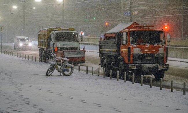 Снігова буря атакує Київ: на Печерських пагорбах терміново приспустили головний прапор країни!