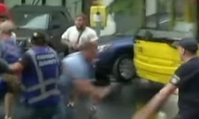 Тітушки напали на автомобіль Порошенка