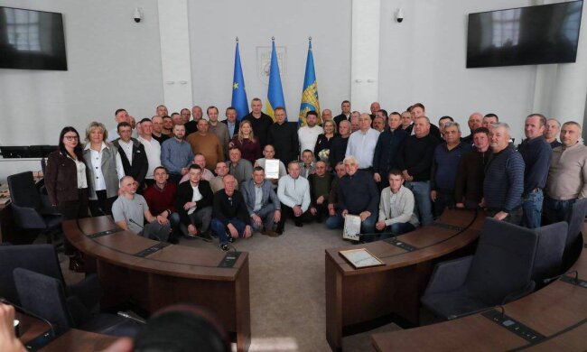 Подяка за незламність: Кличко нагородив львівських комунальників за порятунок Києва