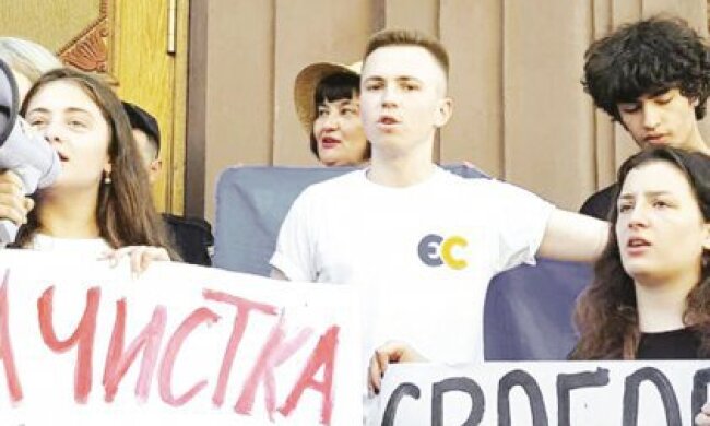 Порошенка 2,5 години допитували в Держбюро розслідувань