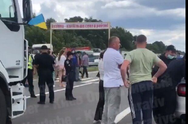 Трасу Київ-Одеса перекрили мітингувальники: утворився величезний затор (відео)
