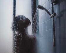 Прихована зйомка у душовій гуртожитку КПІ: студента, який встановив камеру, звільнили від покарання, а справу — закрили