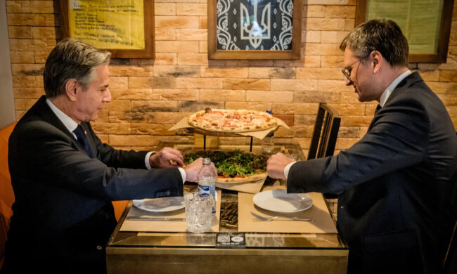 Кулеба та Блінкен скуштували піццу Veterano під час робочого обіду в Києві