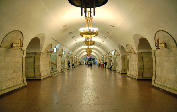 Станція Площа Льва Толстого зачинена: повідомлено про мінування