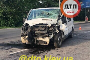 На Борщагівці зіткнулися вантажівка і мікроавтобус