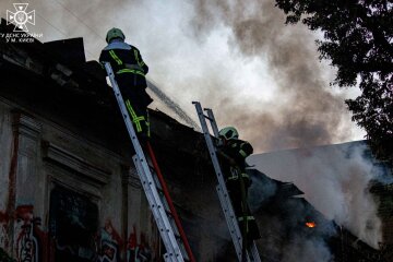 Рятувальники показали гасіння пожежі старовинної будівлі на Подолі — знадобилось майже 2 години