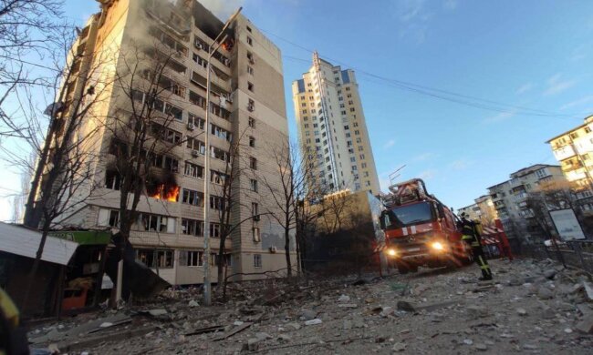 Ракетний обстріл Києва: у житловій багатоповерхівці стався обвал і пожежа, є постраждалі