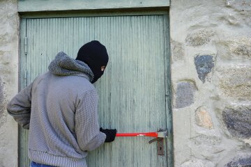 Під Києвом злодій за одну ніч обчистив десятки будинків (відео)