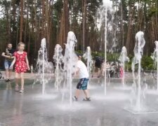В київських парках діти бавляться з водограями (відео)