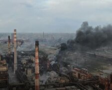 Війська рф намагаються прорватися танками на “Азовсталь”: комбінат після бомбардувань палає (відео)