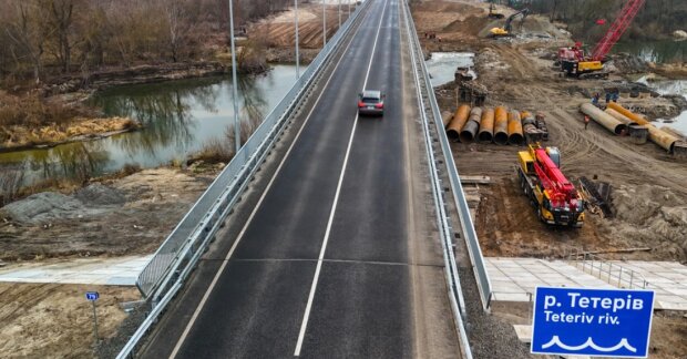 В Київській області майже повністю відновили зруйнований у 2022-му міст через річку Тетерів