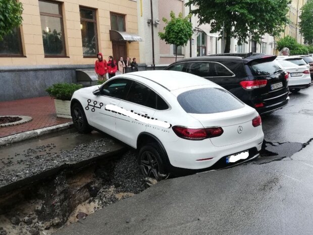 У центрі Києва машина провалилася під асфальт