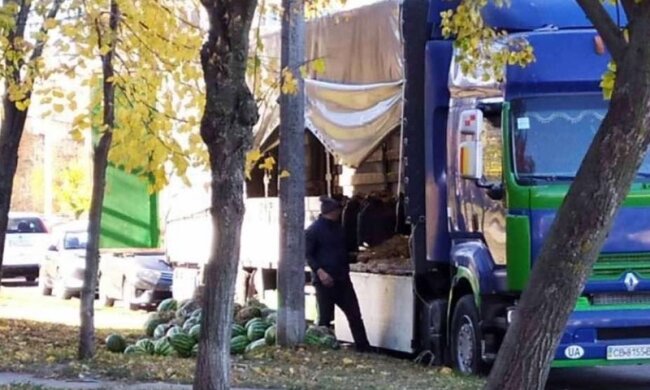 На Оболоні чоловік повикидав з вантажівки гнилі кавуни прямо на узбіччя