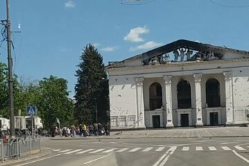 В Маріуполі окупанти влаштували екскурсію всередині Драмтеатру після розбору завалів