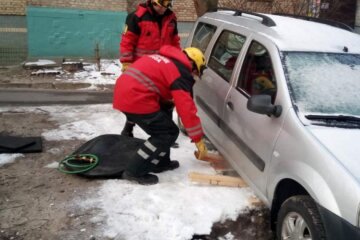 На Солом’янці дві автівки провалилися в яму