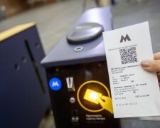 В метро киянам видають QR-квитки, надруковані іншомовними знаками