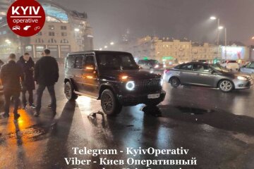 У центрі Києва Mercedes з номерами 0007 “зніс” Volkswagen (відео)