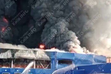 Ворог вдарив по "Епіцентру" на Київщині, спалахнула сильна пожежа