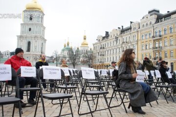 “Порожні стільці”: у центрі Києва відбулась акція підтримки українських політв’язнів
