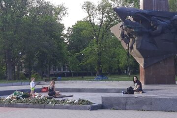 В парку Слави на Київщині дівчата смажили сосиски на Вічному вогні (фото, відео)