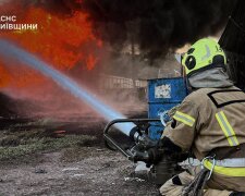 Трагедія на Київщині: окупанти атакували дронами харчове підприємство в Броварському районі, під завалами шукають людей