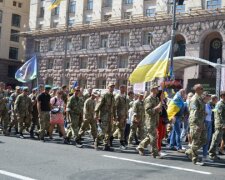 “Ключи від миру, нажаль, не в Києві”: хто йшов маршем Захисників України