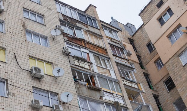У Вишневому на Київщині без тимчасового захисту лишаються 10% вікон, які вибило ракетним ударом 2 січня