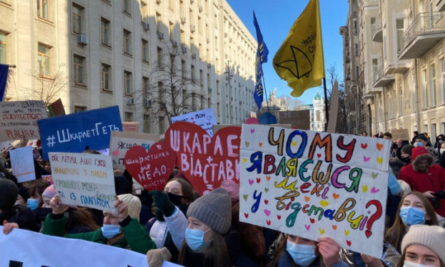 У Києві на Банковій сотні людей вимагають відставки міністра освіти Шкарлета