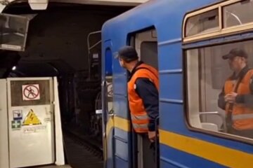 У Києві тимчасово закривали три станції “зеленої” гілки метро — наразі все працює