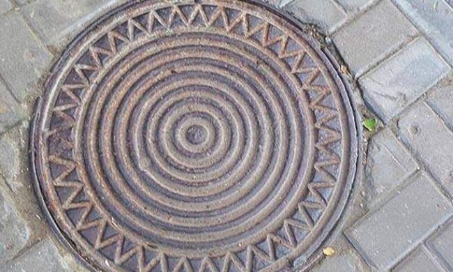 Київського безхатька заварили під каналізаційним люком