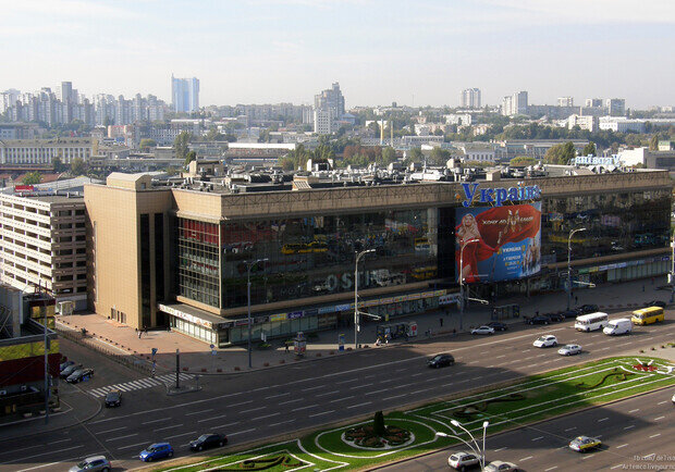 Надійшло повідомлення про замінування торгового центру «Україна»