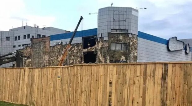 На Троєщині почали зносити ТЦ “Сіріус”