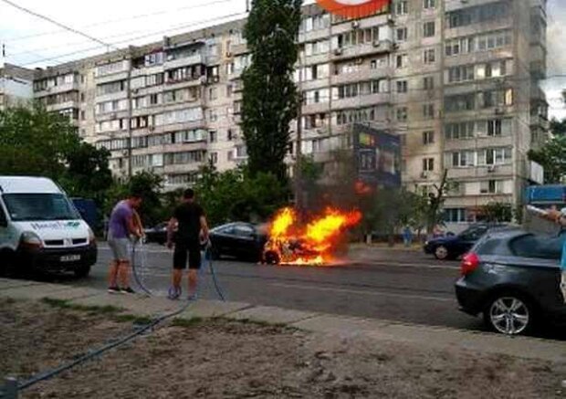 На Оболоні посеред дороги загорівся автомобіль (відео)