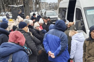 Київські волонтери евакуювали жінок і дітей з Києва до Львова