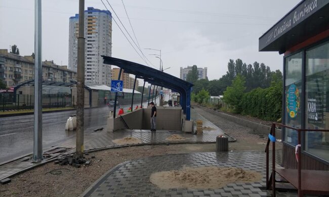 Киян обурив кіоск посеред велодоріжки